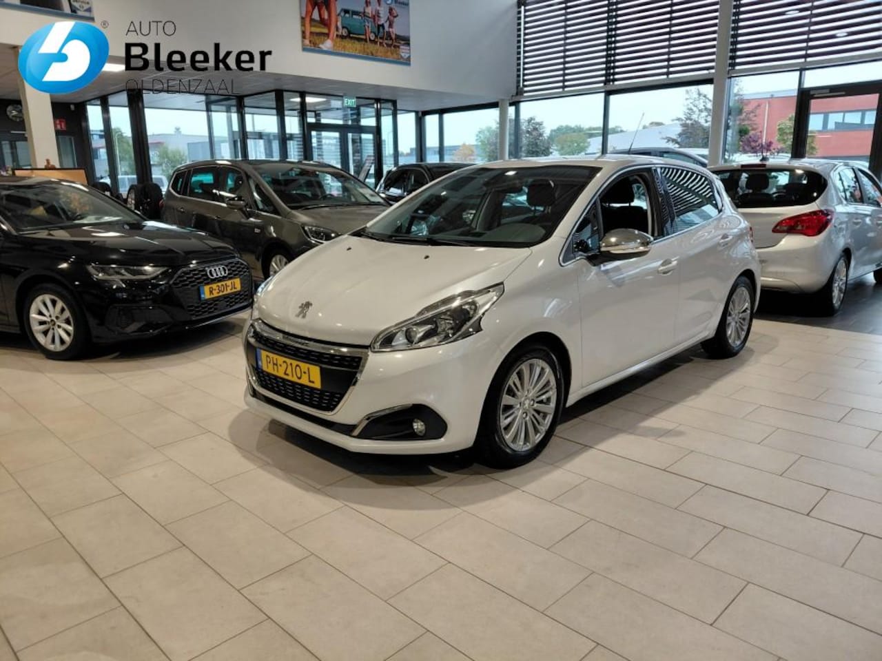 Peugeot 208 - 1.2 PT BL Executive Airco Navi Carplay Cruise - AutoWereld.nl