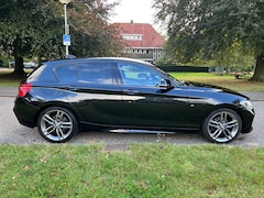 BMW 1-serie - 118i Edition M Sport High Executive BMW 1 Serie 118i F20 LCI Aut M Sport Black Sapphire Metallic 137.dkm