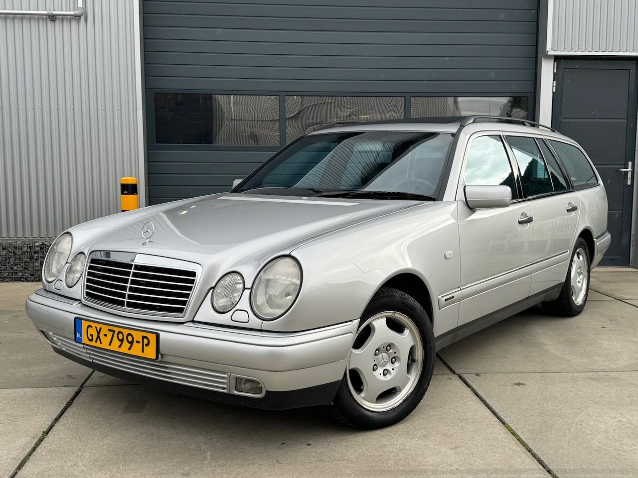 Mercedes-Benz E-klasse Combi - 320 Avantgarde 4-Matic 7-PERS / AUT / CRUISE / LEDER - AutoWereld.nl