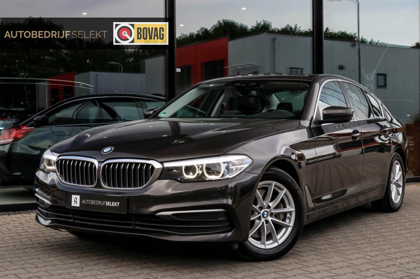 BMW 5-serie - 530i - SCHUIFDAK - TREKHAAK - LED - DEALER ONDERHOUDEN - AutoWereld.nl