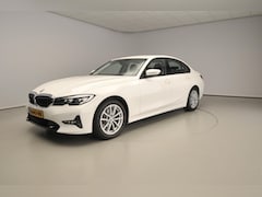 BMW 3-serie - Sedan 320i | LED | Navigatie | Sportstoelen | Clima | PDC | Shadow line | Alu 17 inch