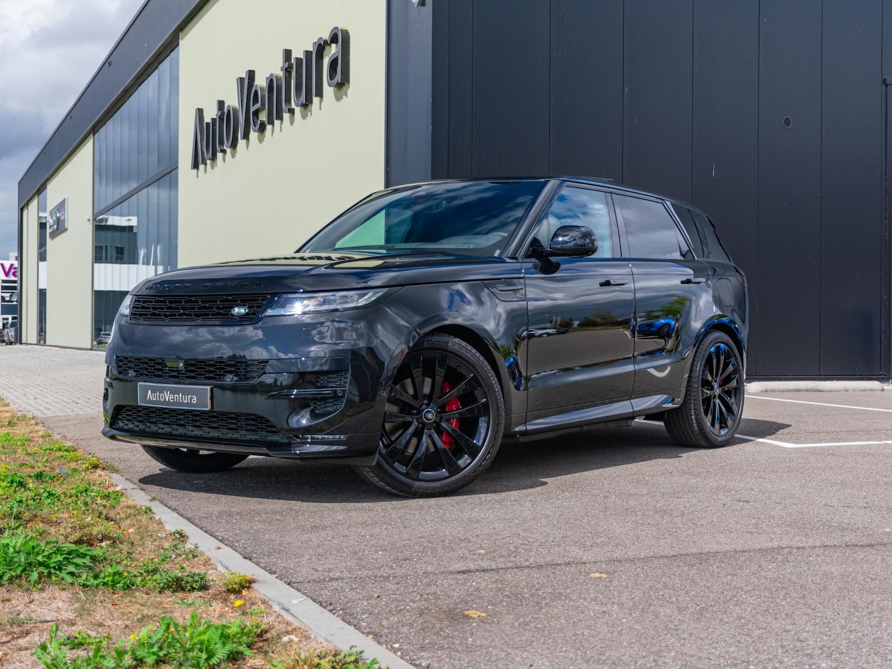 Land Rover Range Rover Sport - 3.0 P460e SE PHEV Trekhaak l Schuif- /kantel Pano l Stoelventilatie l Black Pack l 23" Inc - AutoWereld.nl