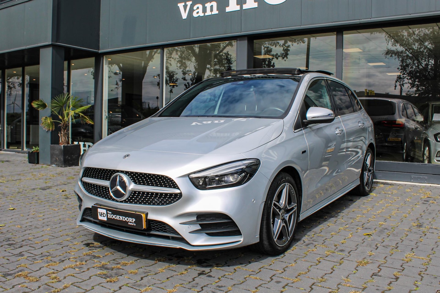 Mercedes-Benz B-klasse - 250 e AMG PANO NAVI CAMERA STANDKACHEL MEMORY - AutoWereld.nl