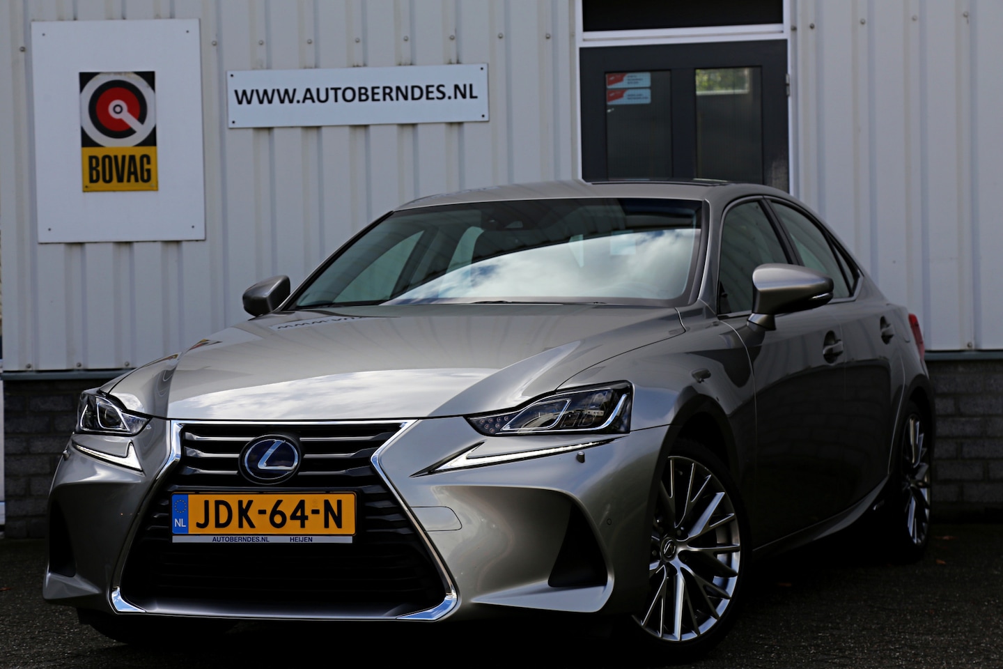 Lexus IS - 300h Hybrid*Perfect Lexus Onderh.1ste Eig*Afn. Trekhaak/Half Leder/Stoelverw./Stuurverw./L - AutoWereld.nl