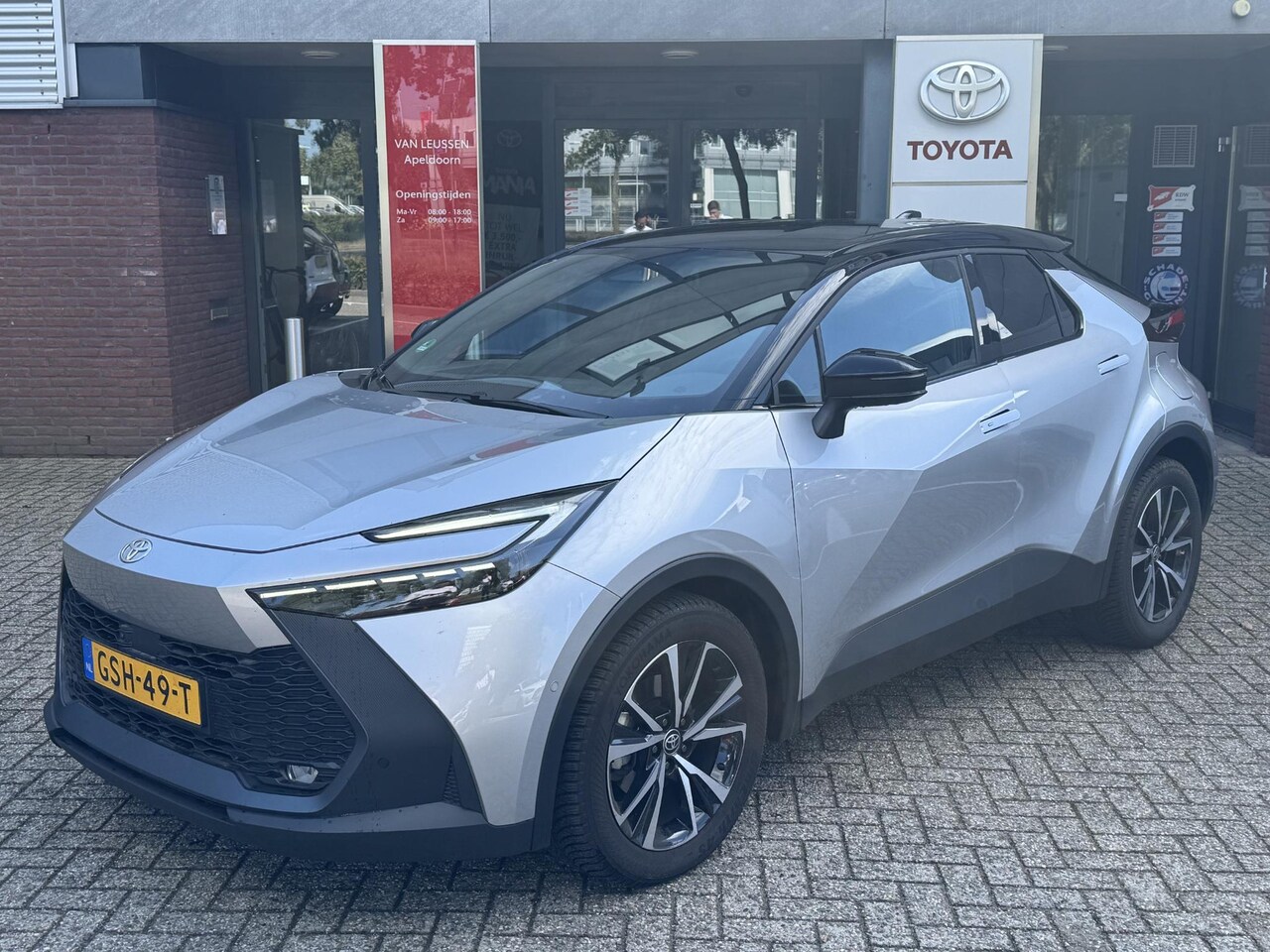 Toyota C-HR - Hybrid 140 FIRST EDITION BI-TONE 360° CAMERA EL-ACHTERKLEP KEYLESS PARK-SENSOREN 18'' LM-V - AutoWereld.nl