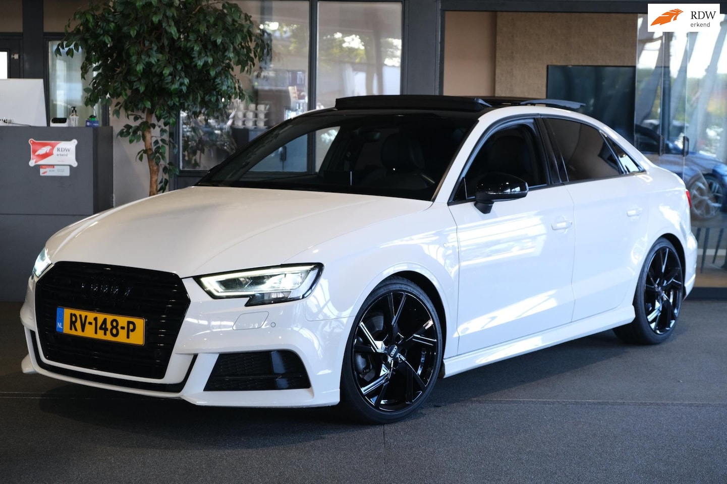 Audi A3 Limousine - 1.5 TFSI CoD 3 x S-Line S-tronic Pano Navi Cruise Black Pack - AutoWereld.nl