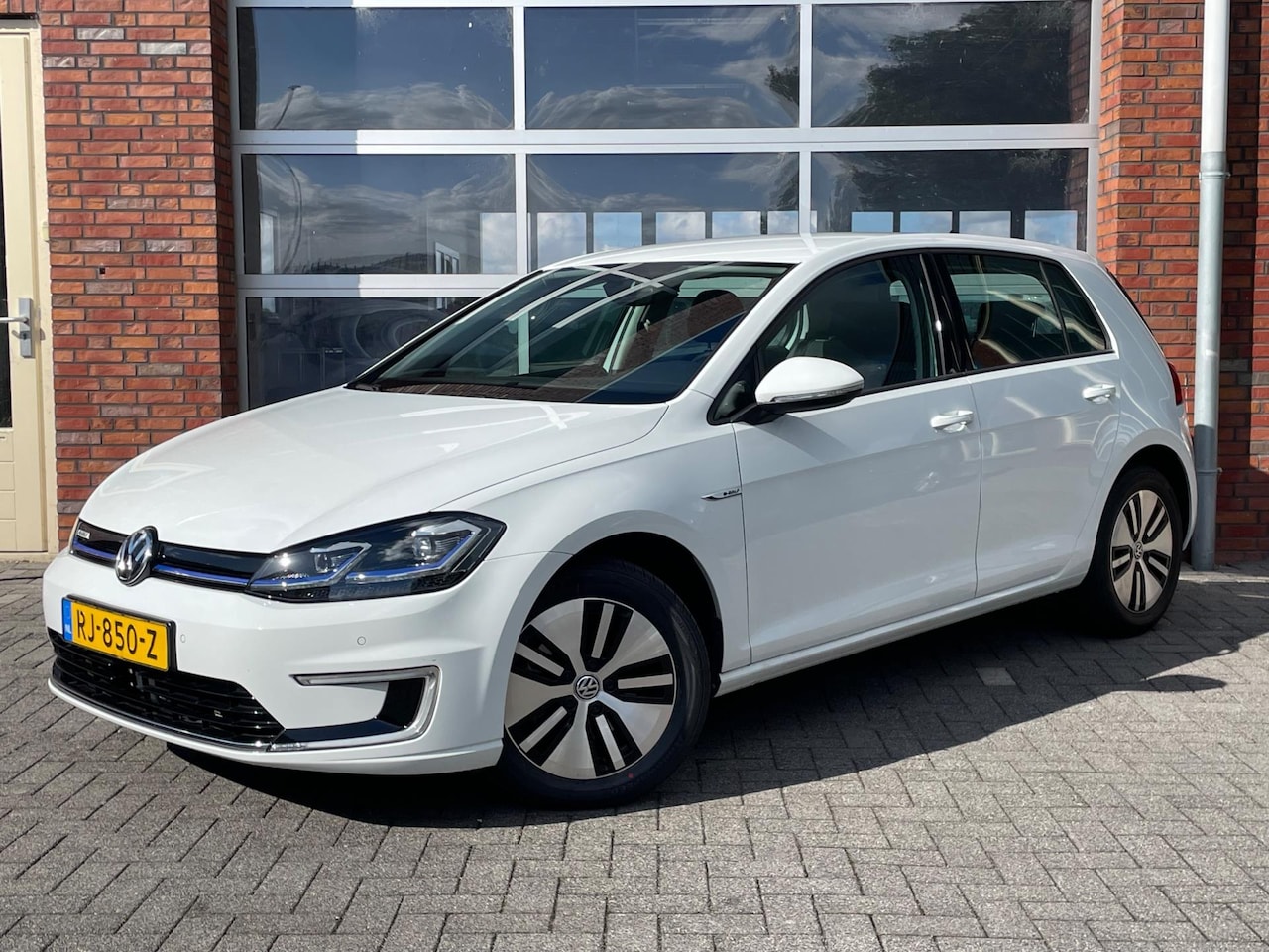 Volkswagen e-Golf - E-Golf | SOH 96% | CarPlay | Cruise Control | Parkeersensoren | 2017 | 1e eigenaar | NAP k - AutoWereld.nl