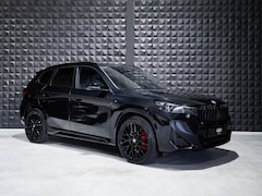 BMW X1 - sDrive18i M Sport Pro | Pano | 20" | All Black | H&K | Topv. | Leer |