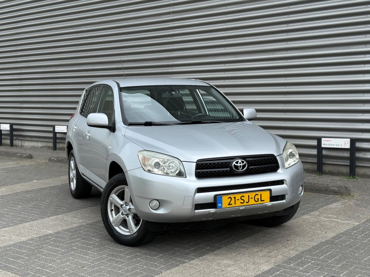 Toyota RAV4 - 2.0 VVTi Linea Sol 4WD (bj 2006) 5DRS|135000 KM NAP|TREKHAAK! - AutoWereld.nl