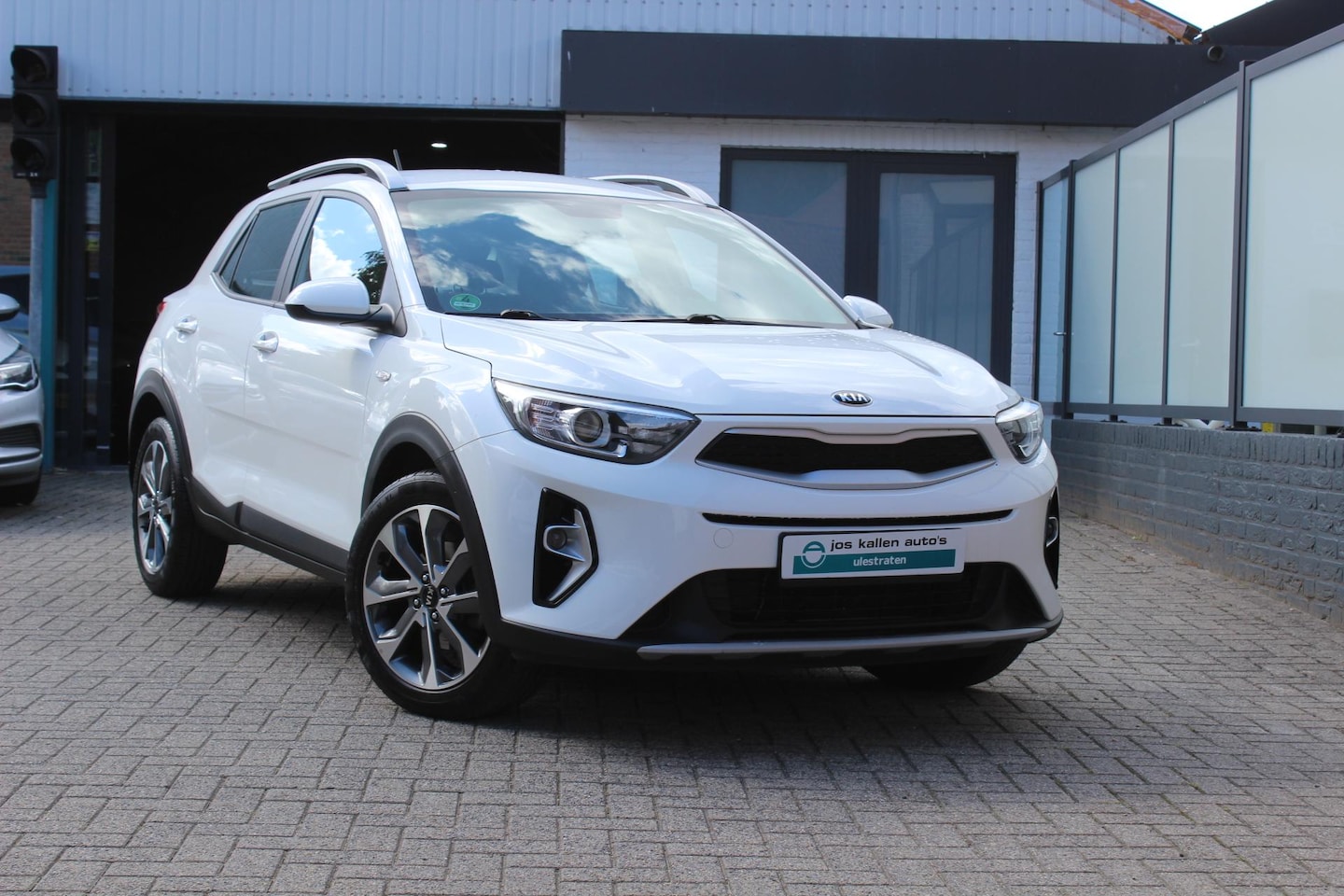 Kia Stonic - 1.2 85pk 4 Cilinder, Cruise, Apple CarPlay, Navigatie, Parkeersensoren, 17" - AutoWereld.nl