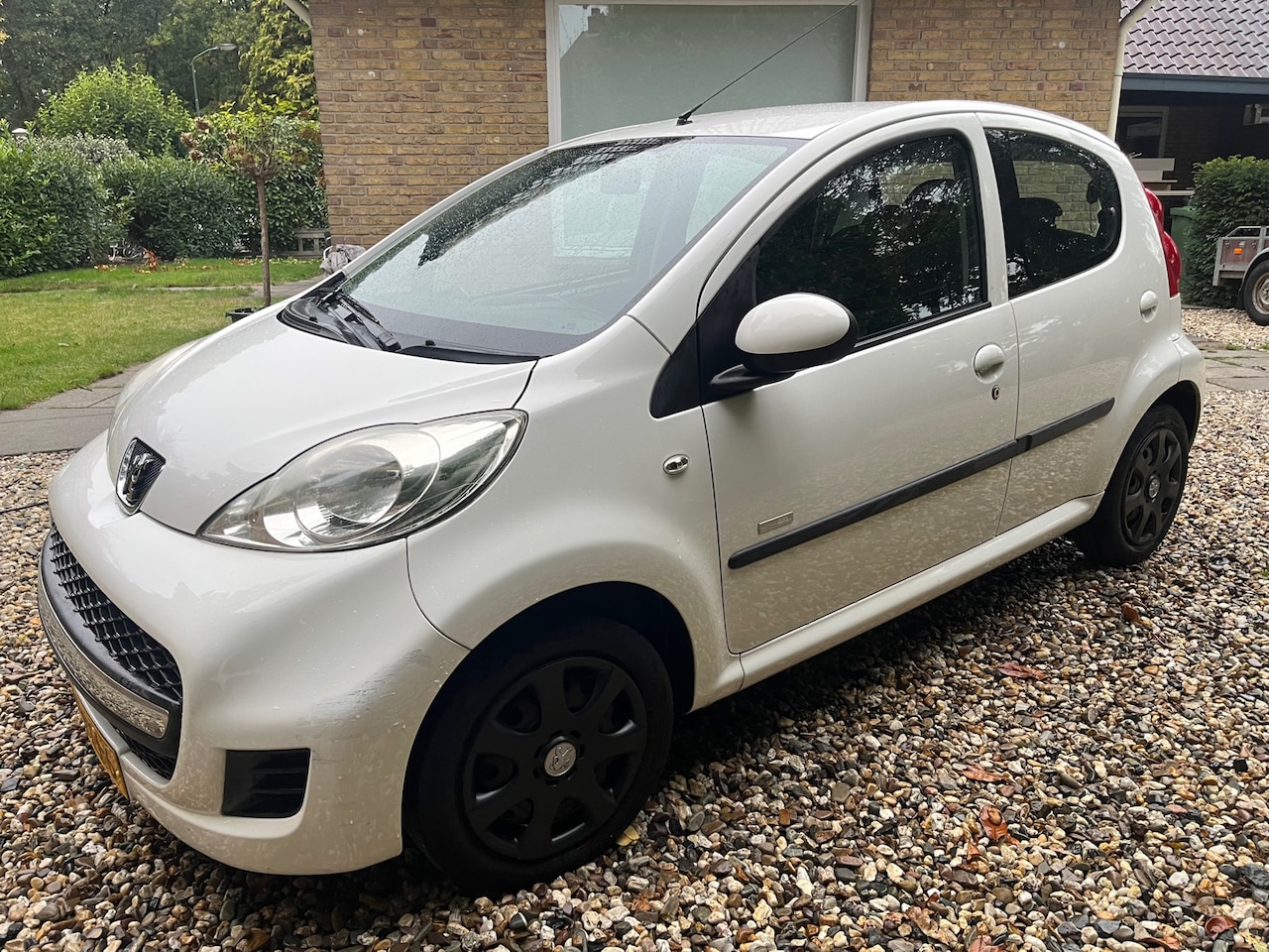 Peugeot 107 - |RIJKLAAR|A-C|NAP|NWE APK|AUX|ISOFIX|HISTORY|GARANTY/NW KOPPELING - AutoWereld.nl