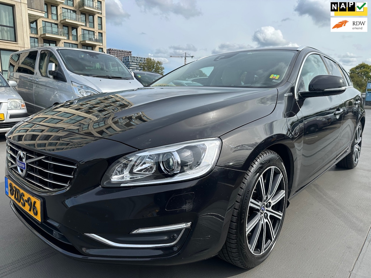 Volvo V60 - 2.4 D6 AWD Plug-In Hybrid Summum Nieuwe Airco Dealer OH Nieuwe Banden - AutoWereld.nl