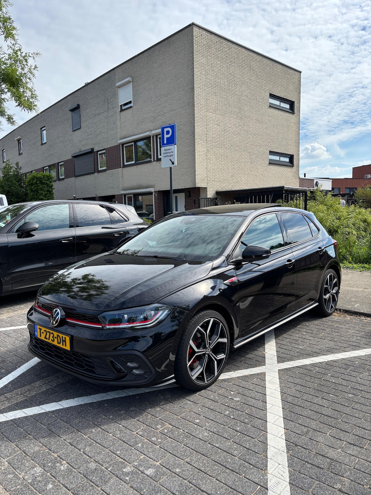 Volkswagen Polo - 2.0 TSI GTI Volkswagen Polo GTI 2.0 TSI PANO/KEYLESS/ACC/BEATS/IQLIGHT - AutoWereld.nl