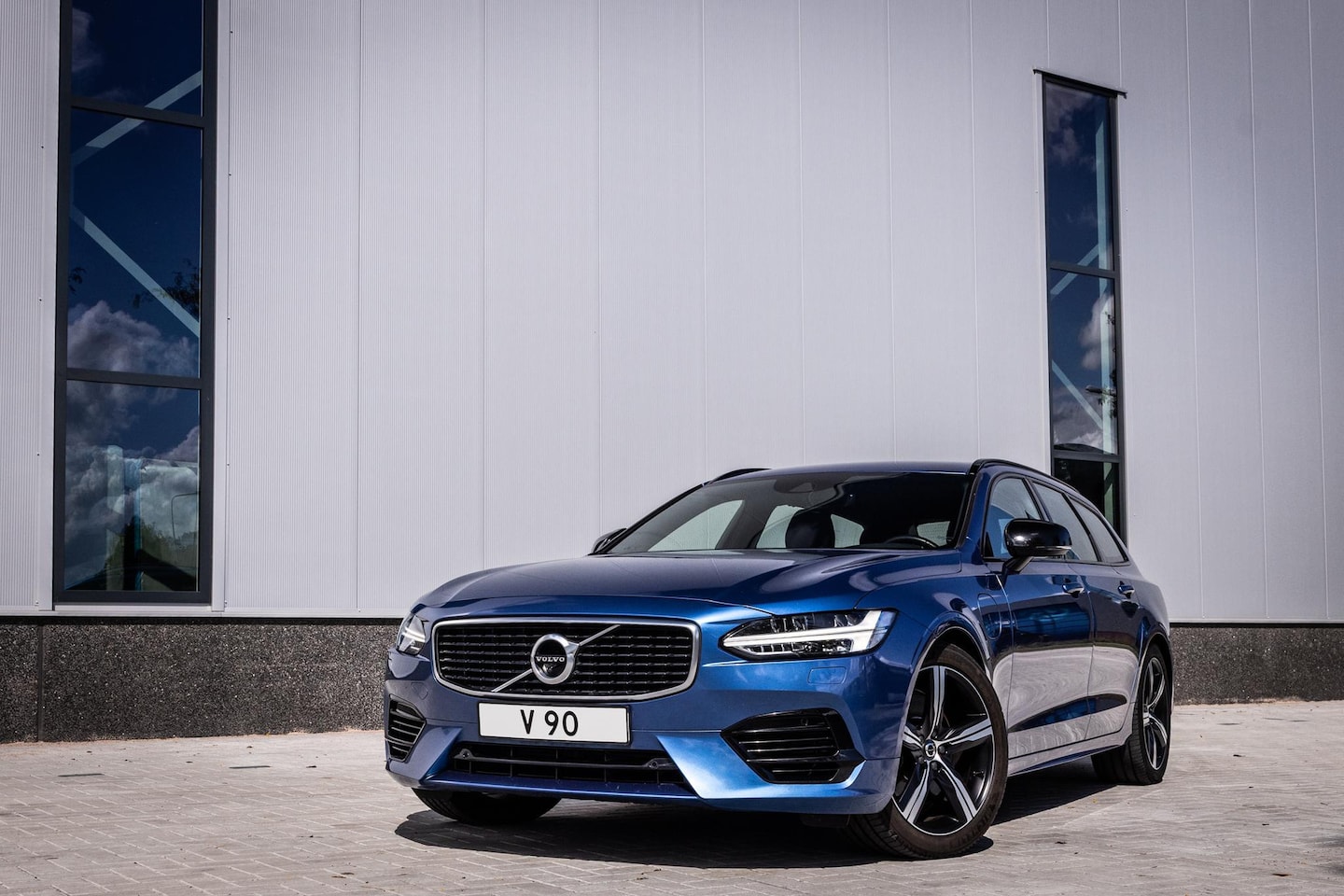 Volvo V90 - 2.0 T8 AWD R-Design 360° | Head-up | vol | als nieuw | dealer onderhouden | - AutoWereld.nl