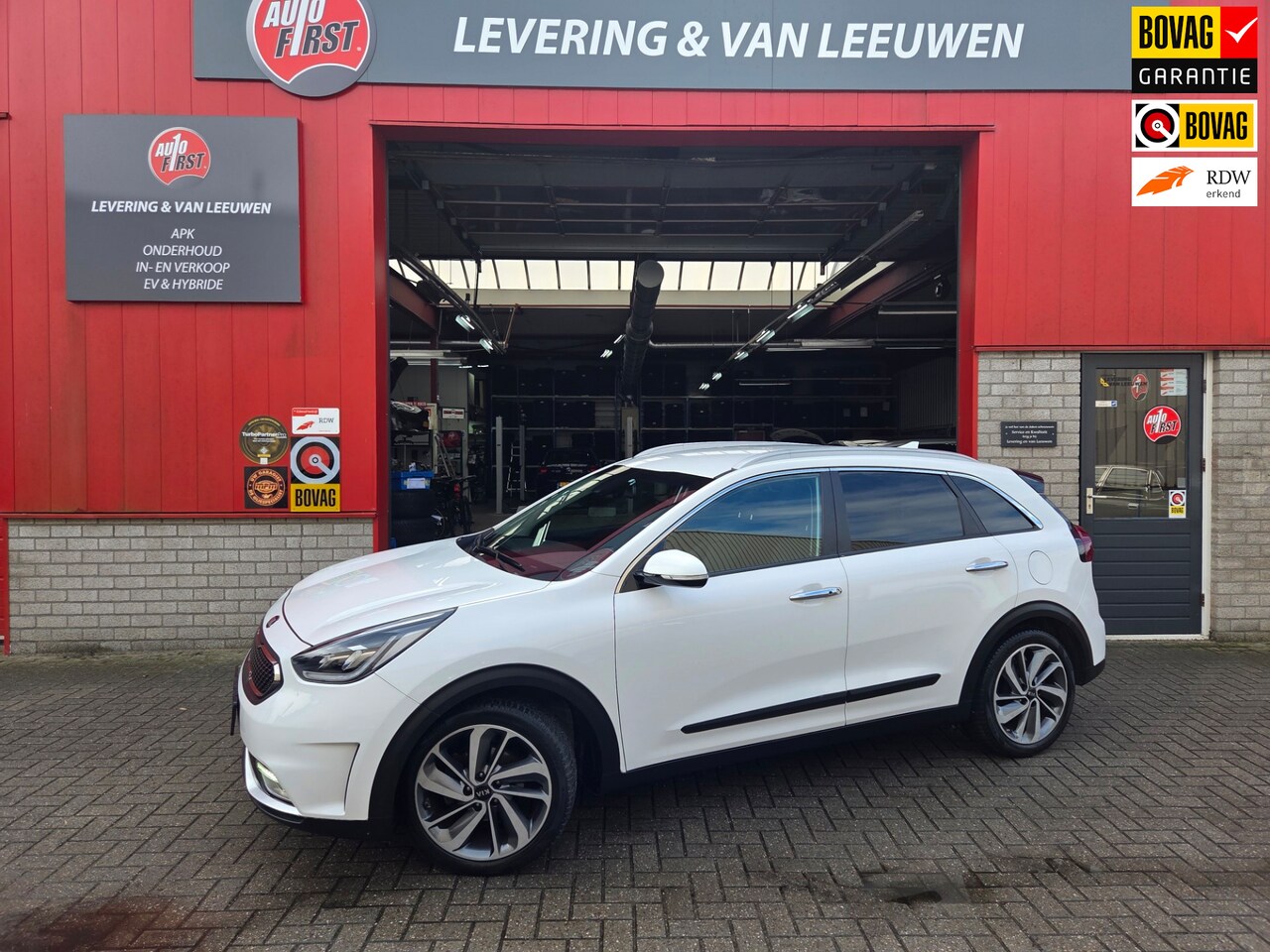 Kia Niro - 1.6 GDi Hybrid DynamicLine Navigatie/ lederen bekleding/ Apple carplay-Android auto/ Rijkl - AutoWereld.nl