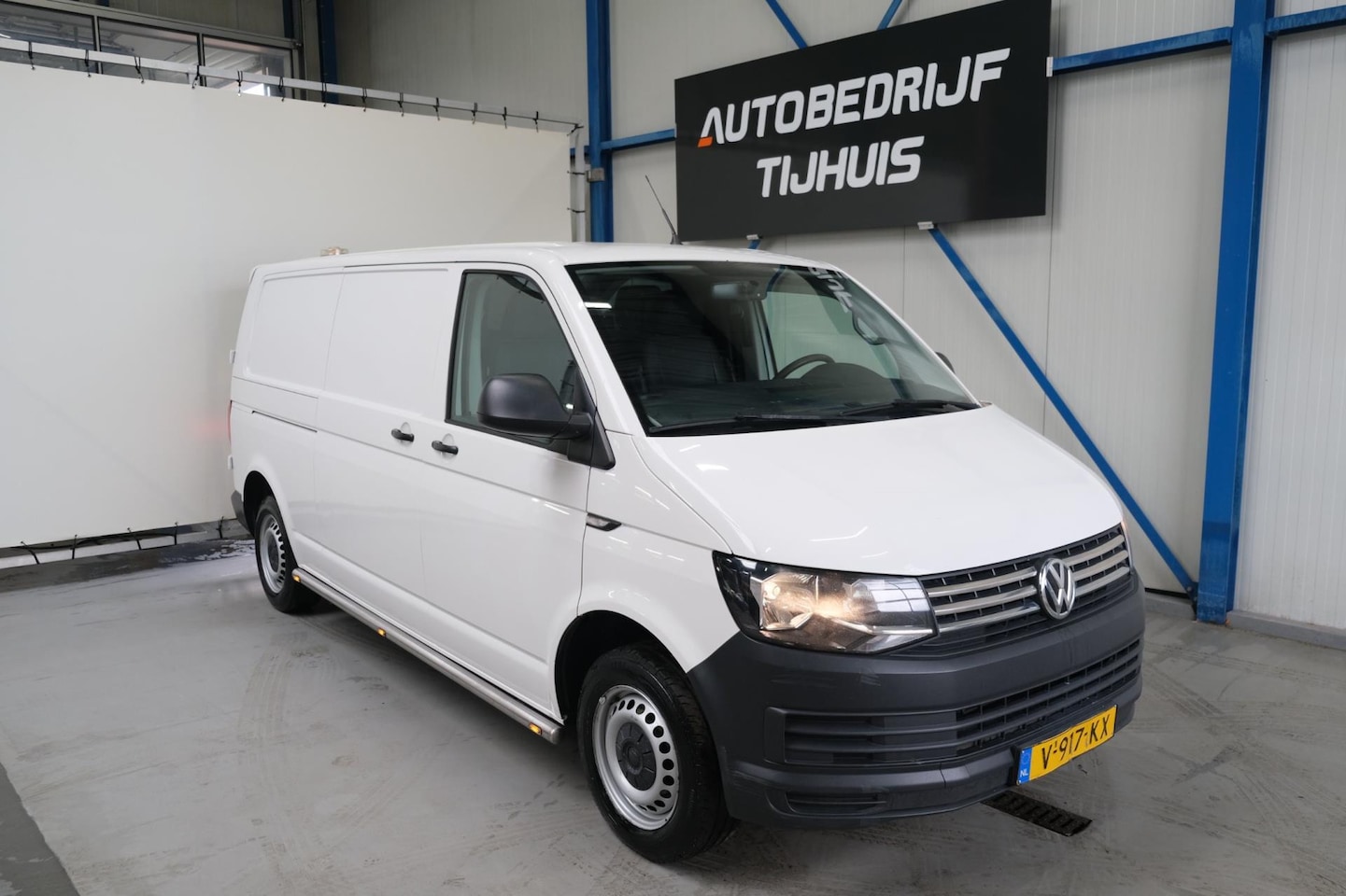 Volkswagen Transporter - 2.0 TDI 150PK L2H1 - N.A.P. Airco, Cruise, Trekhaak. - AutoWereld.nl
