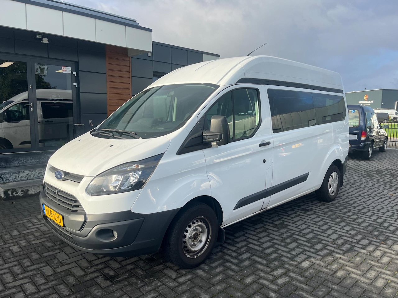 Ford Transit Custom - 310 2.2 TDCI L2H2 Invalidevervoer met lift 4 persoons - AutoWereld.nl