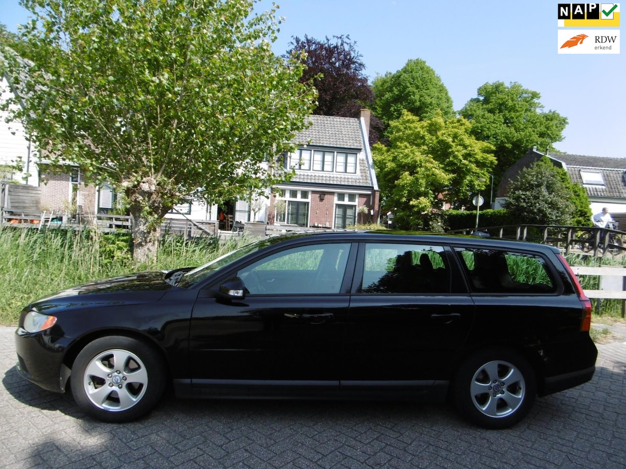 Volvo V70 - 1.6D 109pk Kinetic Clima Cruise Trekhaak 1300kg 203.000km - AutoWereld.nl