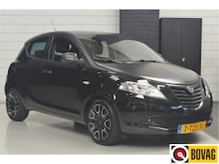 Lancia Y(psilon) - Ypsilon 0.9 TwinAir S MomoDesign // 124.000 km // AIRCO // CRUISE // PDC // TWO TONE MAT Z