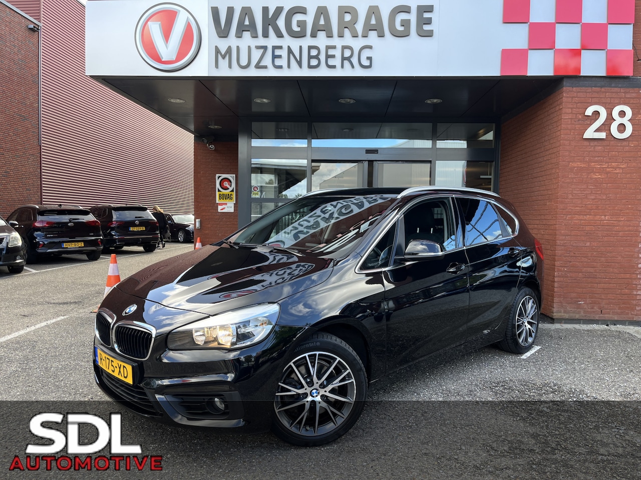 BMW 2-serie Active Tourer - 218i // NAVI // PDC // CRUISE // CLIMA // STOELVERWARMING - AutoWereld.nl