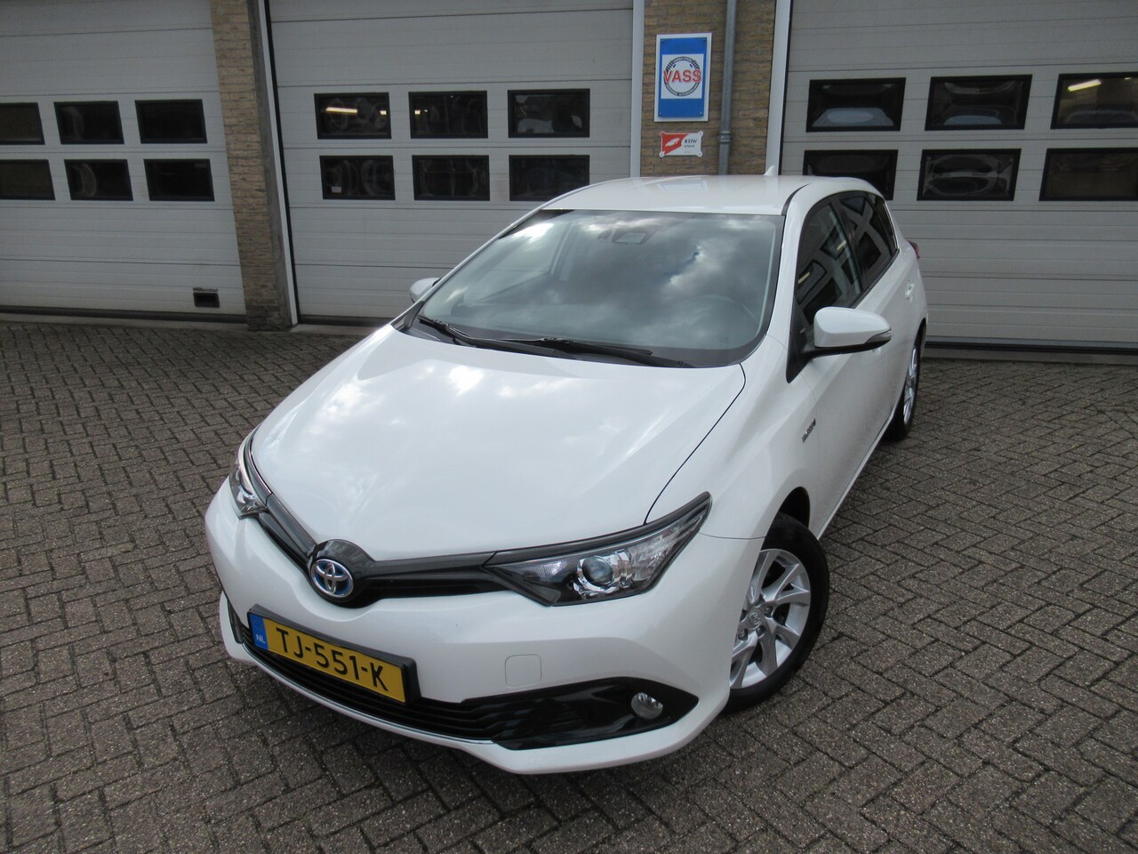 Toyota Auris - 1.8 Hybrid Dynamic Go PARELMOER LAK - AutoWereld.nl