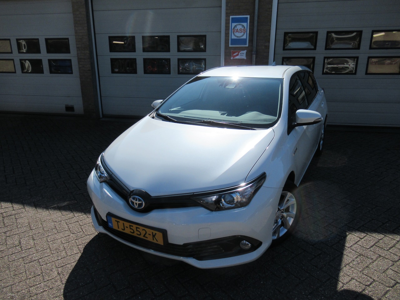 Toyota Auris - 1.8 Hybrid Dynamic Go PARELMOER LAK - AutoWereld.nl