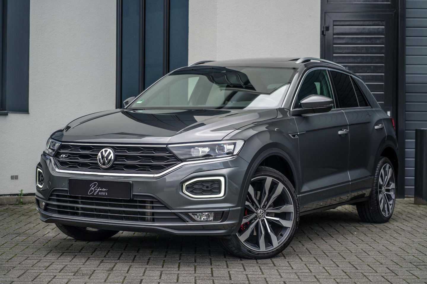 Volkswagen T-Roc - 2.0 TSI 4Motion R-Line PANO / TREKHAAK / CAMERA - AutoWereld.nl