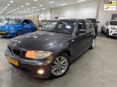 BMW 1-serie - 116i High Executive / NIEUWE APK / LEER INTR / RIJDT SCHAKELT GOED