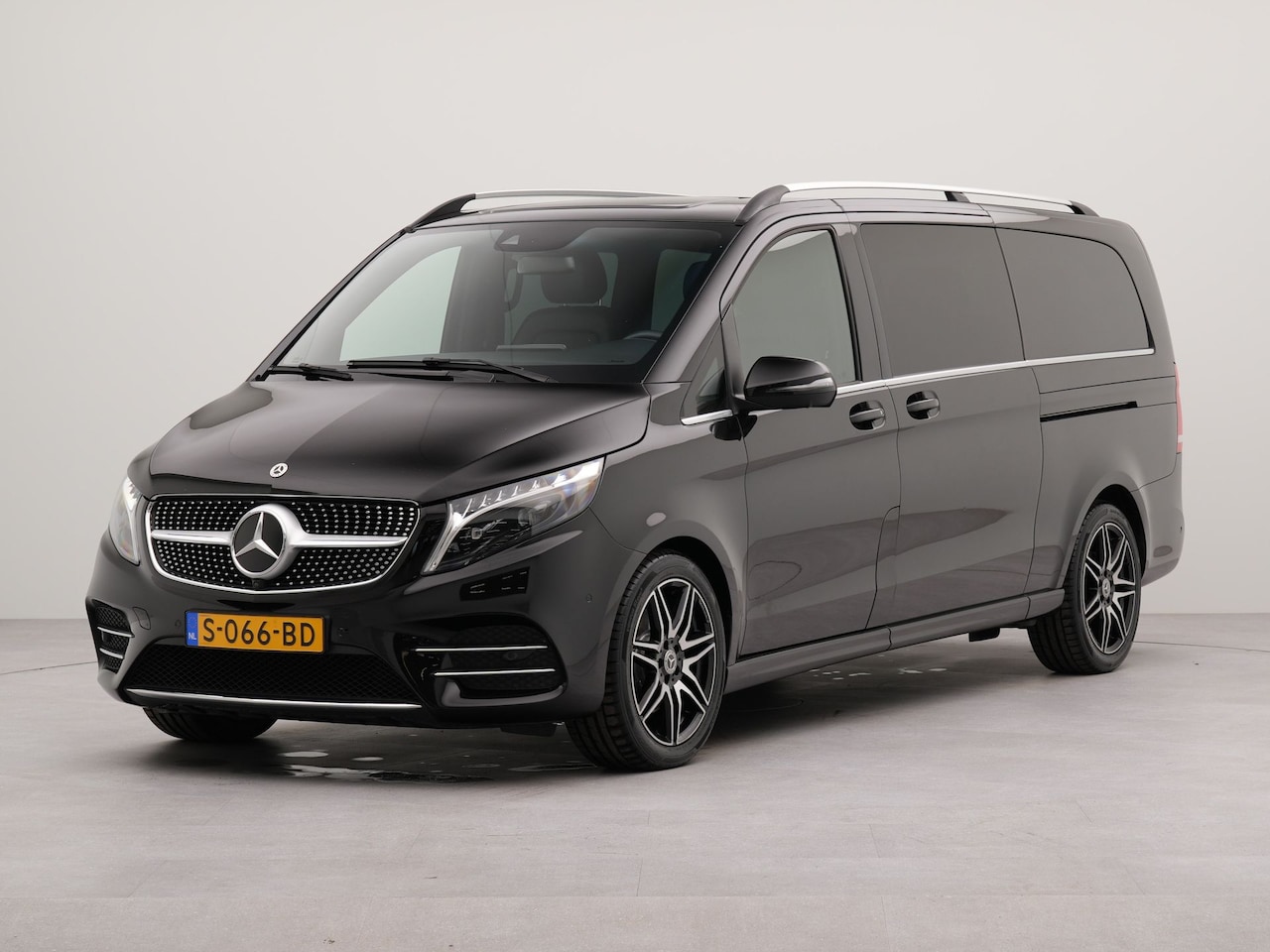 Mercedes-Benz V-klasse - 300d Extra Lang Avantgarde Edition 8 pers Automaat | | 360 Camera | Navigatie | Appconnect - AutoWereld.nl