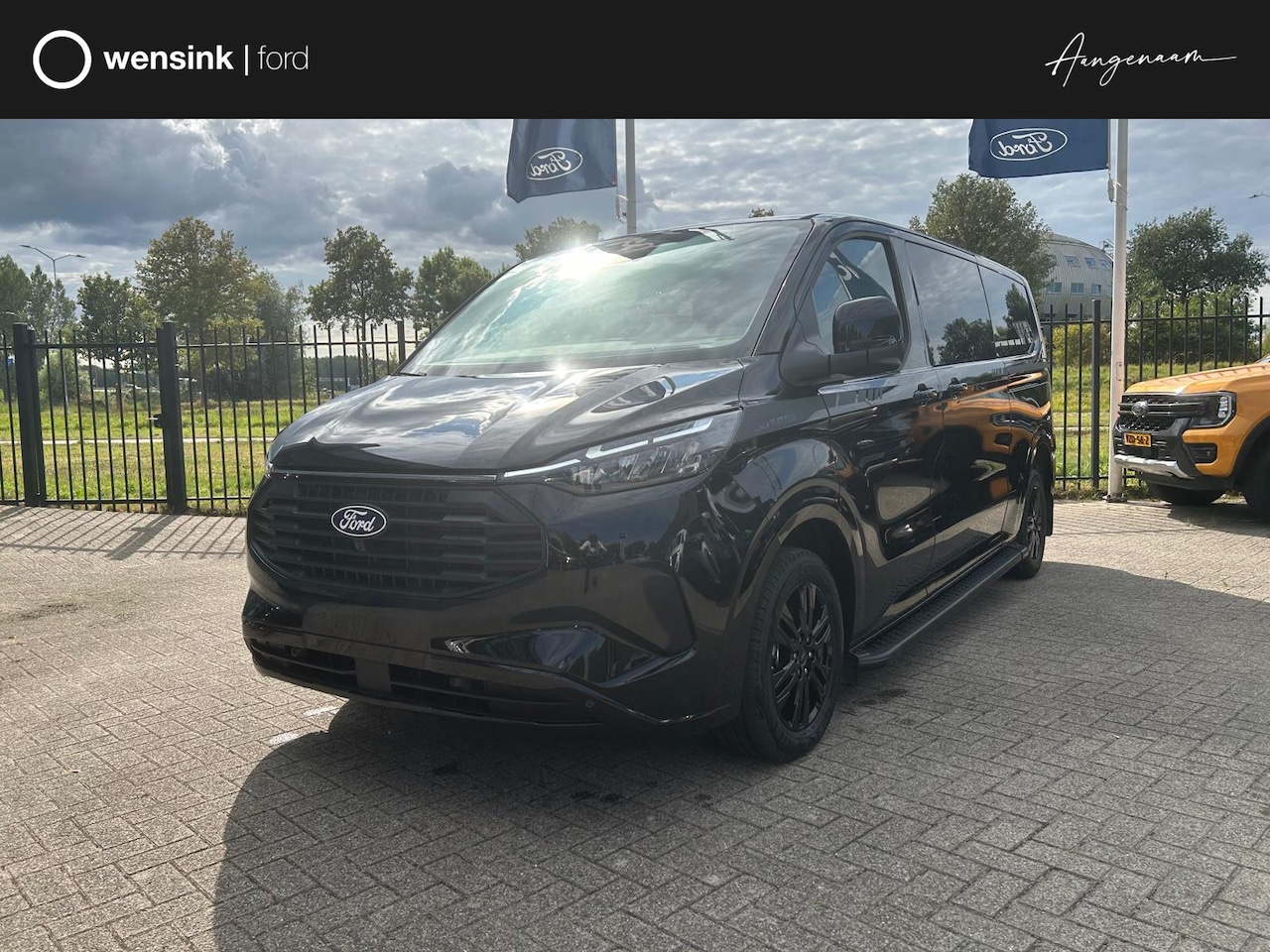 Ford Transit Custom - 320 2.5 PHEV L2H1 Black Platinum DC | 17 Inch Lichtmetalen Velgen | Verwarmbare Stoelen | - AutoWereld.nl