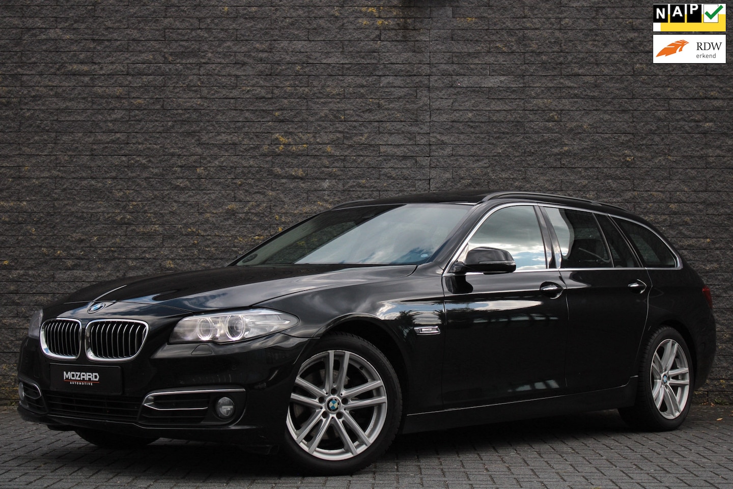 BMW 5-serie Touring - 520i Luxury line 184pk! Pano/Aut/Cruise/Trekhaak/Leder - AutoWereld.nl