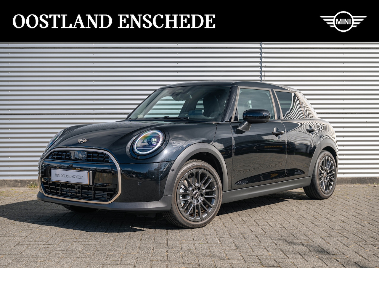 MINI Cooper - Hatchback C Automaat / Favoured / Pakket L / 17" U-Spoke grey - AutoWereld.nl
