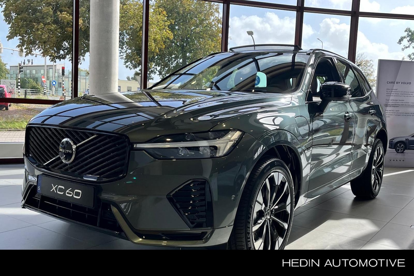 Volvo XC60 - 2.0 T6 Plug-in hybrid AWD Plus Dark Panoramadak | Harman/Kardon | Keyless Entry | Elektris - AutoWereld.nl