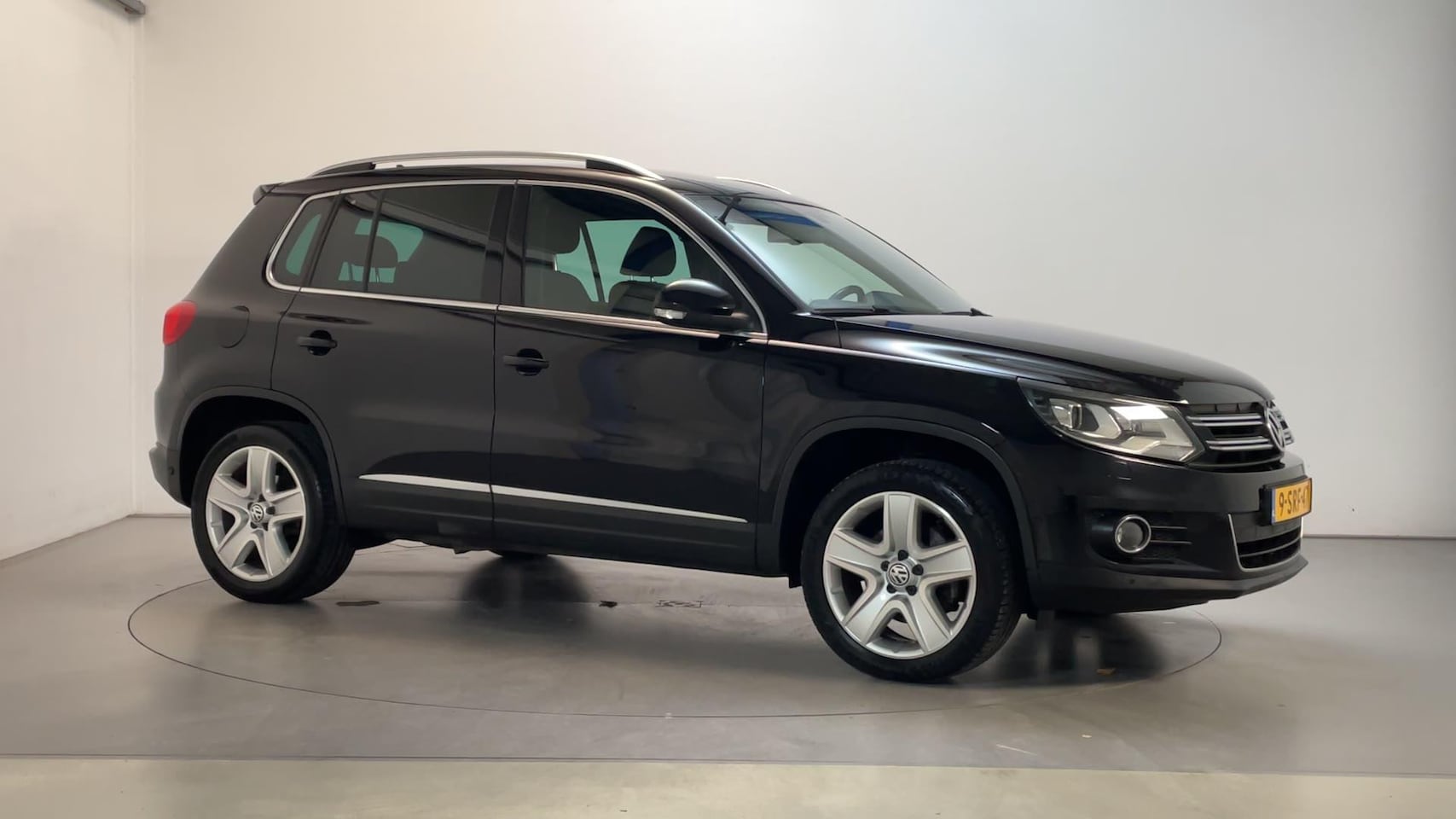 Volkswagen Tiguan - 1.4 TSI Sport&Style Alcantara Navigatie Parkeersensoren - AutoWereld.nl