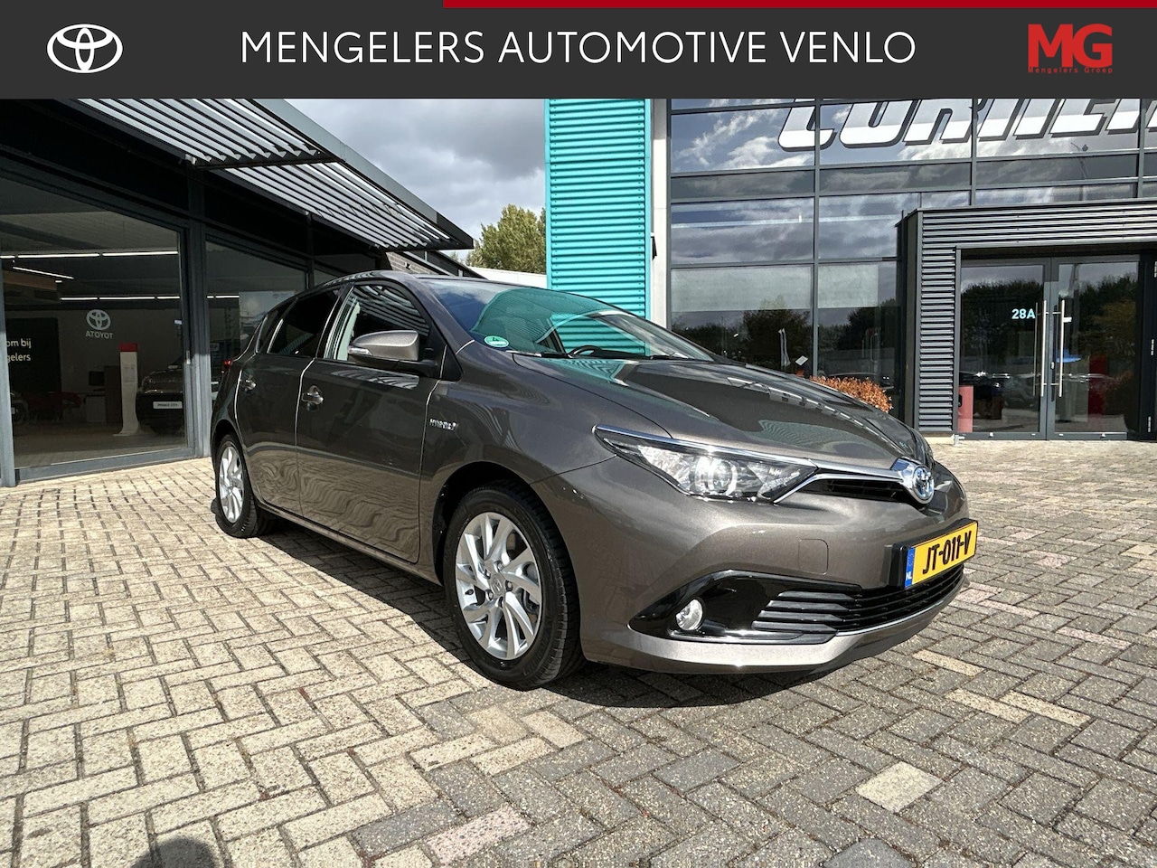 Toyota Auris - 1.8 Hybrid Trend Navigatie / Camera / Climate Control / Panoramadak - AutoWereld.nl