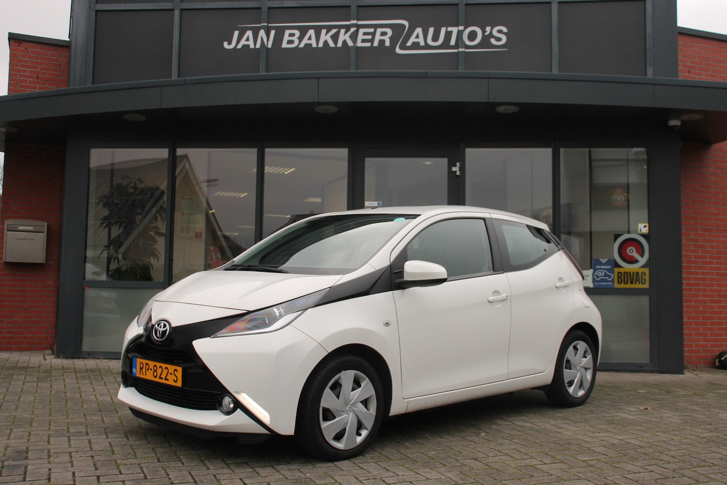 Toyota Aygo - 1.0 VVT-i x-play ✅ Navi ✅ Bluetooth ✅ AC ✅ Rijklaar ✅ - AutoWereld.nl