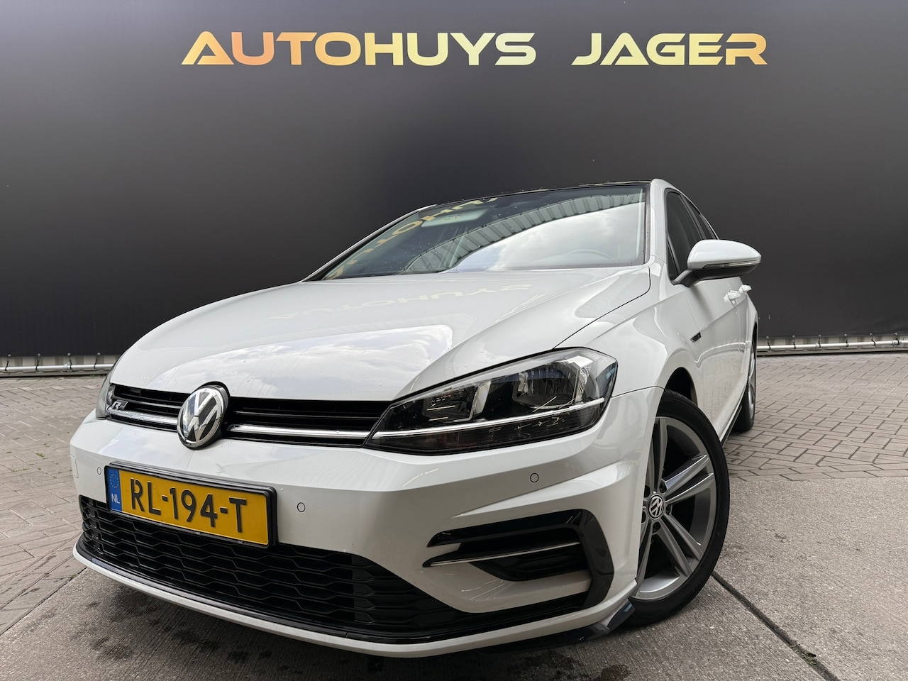 Volkswagen Golf - 1.0 TSI Highline|Rline|Pano|Massage|Carplay|1e eigenaar - AutoWereld.nl