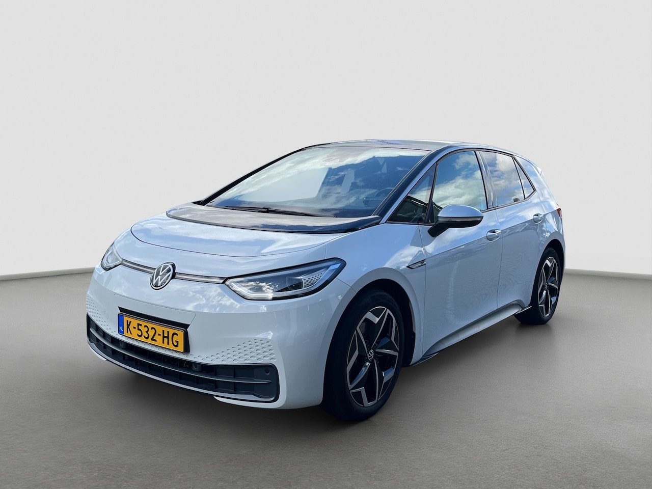 Volkswagen ID.3 - First Plus 58 kWh Stuur+Stoelverwarming | Matrix LED | Keyless | Camera | Full map navigat - AutoWereld.nl