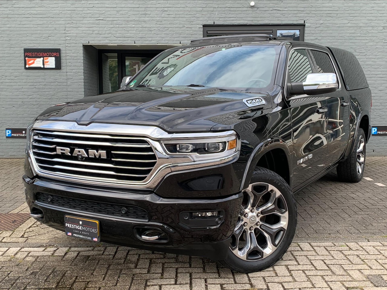 Dodge Ram 1500 - Longhorn 5.7 V8 401PK 360cam 4X4 PANO Luchtvering - AutoWereld.nl