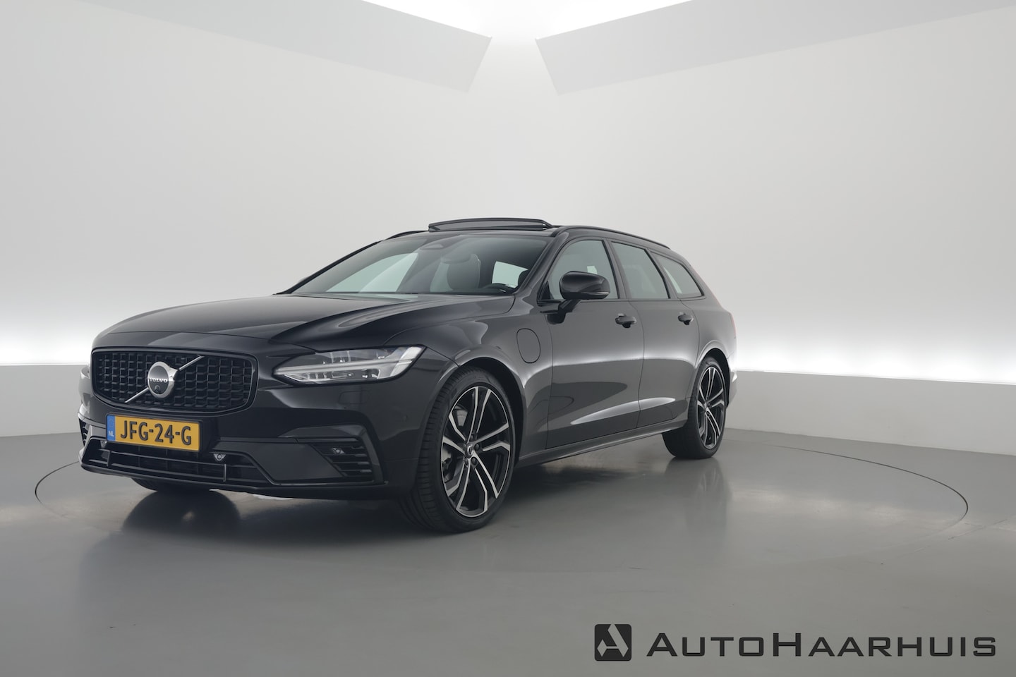 Volvo V90 - T8 Recharge Ultra Dark | Luchtvering | Pano | HUD | Elek. Trekhaak | Harman Kardon | Memor - AutoWereld.nl