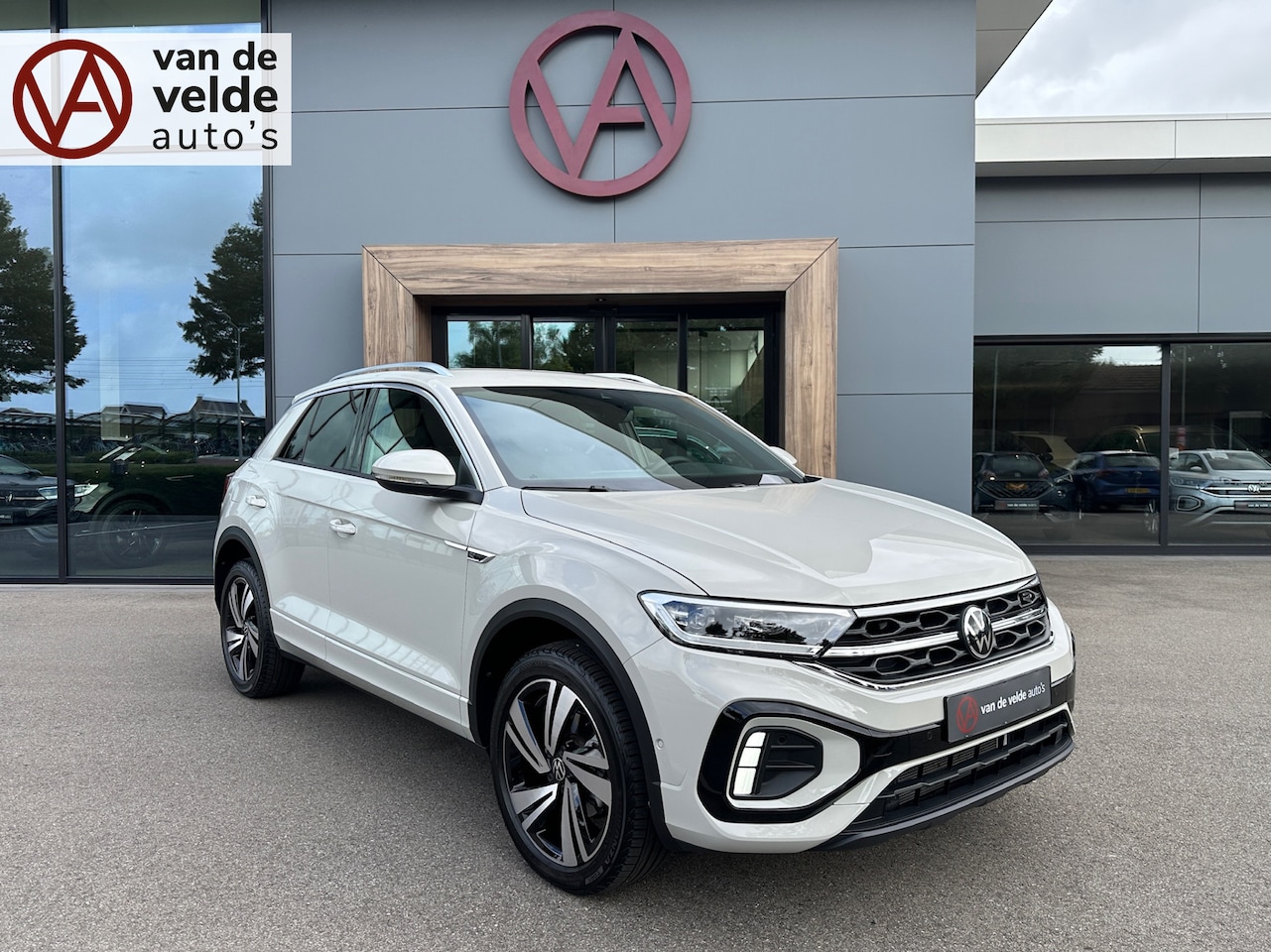 Volkswagen T-Roc - 1.5 TSI 150pk DSG R-Line | Camera | Keyless | Elek. Achterklep | Dode hoek | Rijklaar incl - AutoWereld.nl