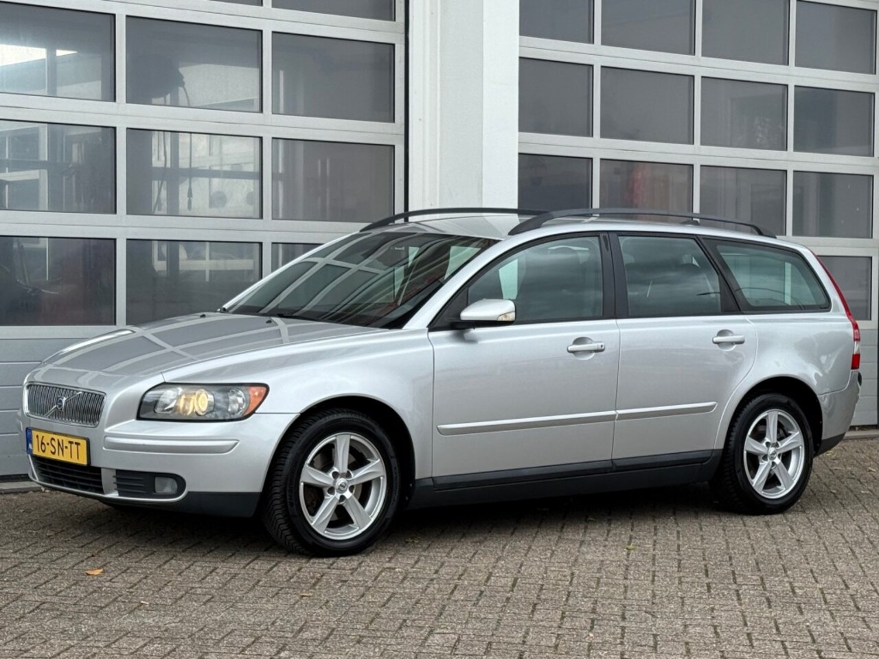 Volvo V50 - 2.4 Edition II 140PK Clima Cruise Trekhaak Keurige auto! - AutoWereld.nl