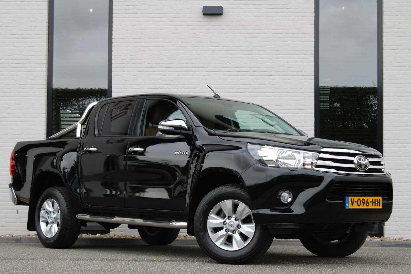 Toyota HiLux - 2.4 D-4D-F Double Cab / Professional / Leer / Camera / Navi / Vol Opties / Nette Staat - AutoWereld.nl