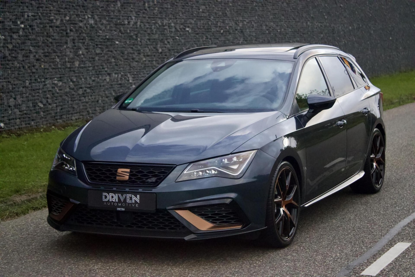 SEAT Leon Sportstourer - CUPRA R ST 300 | Carbon - Brembo - Pano - Beats - AutoWereld.nl