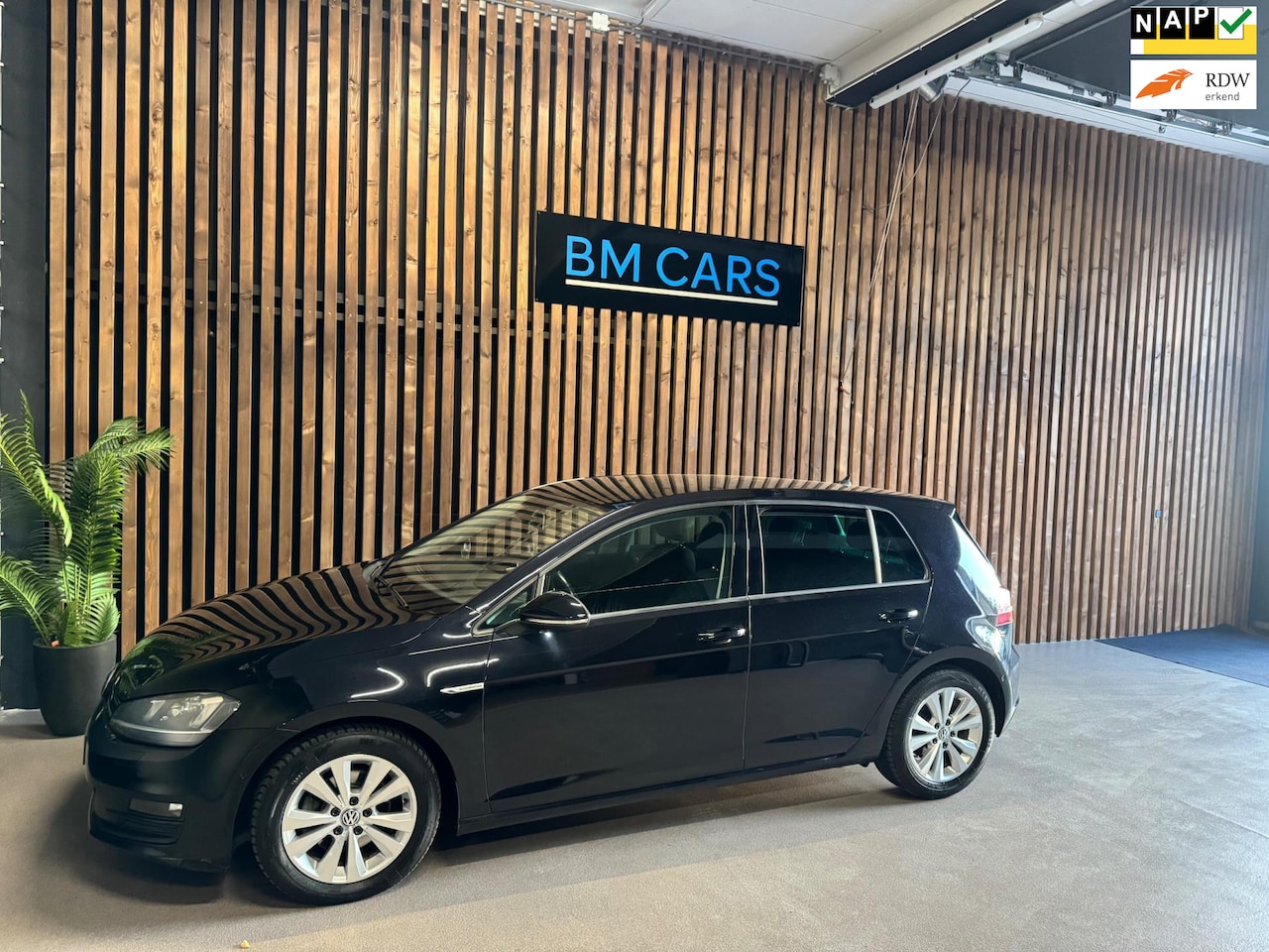 Volkswagen Golf - 1.6 TDI Highline BlueMotion Clima,Navigatie,Led - AutoWereld.nl