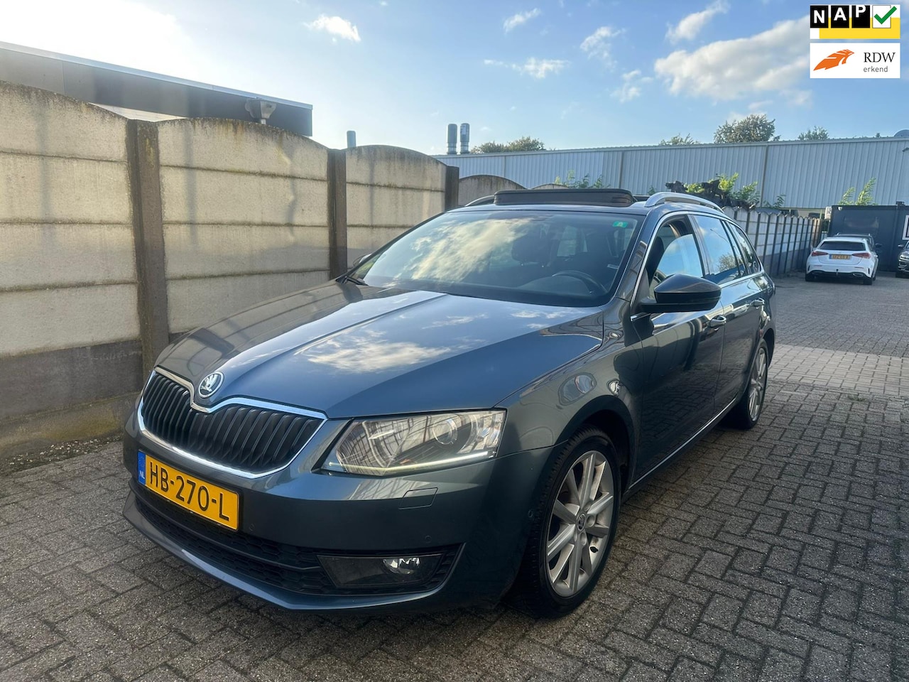 Skoda Octavia Combi - 1.6 TDI Greentech Style PANO/ AUTOMAAT/ XENON! - AutoWereld.nl