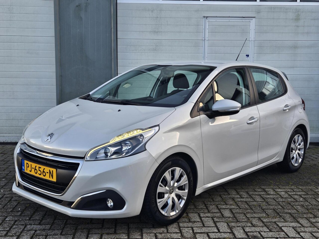 Peugeot 208 - 1.2 PureTech Blue Lease | Navi | Trekhaak | Dealer onderhouden - AutoWereld.nl