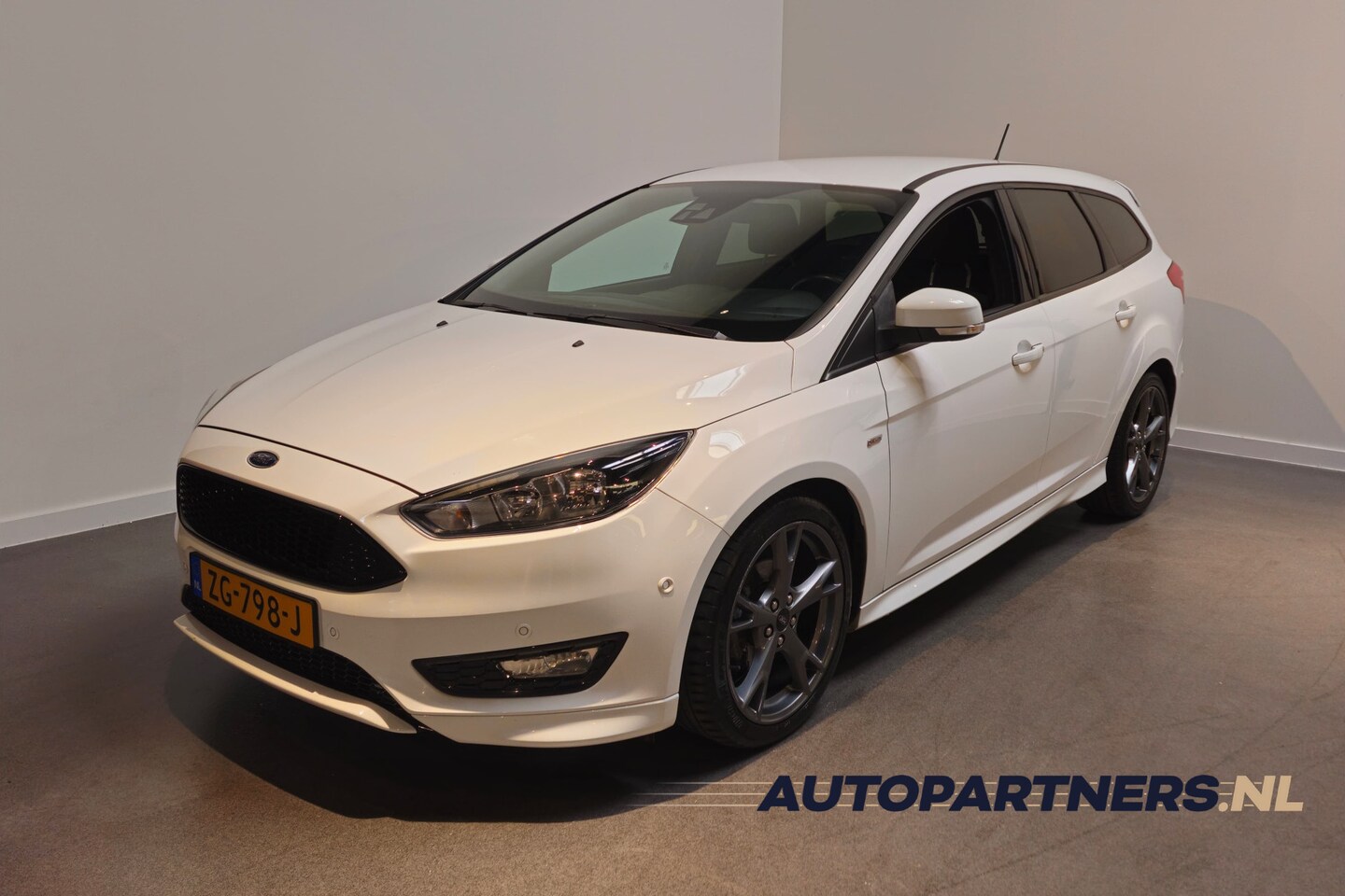 Ford Focus Wagon - 1.0 ST-Line - Apple Carplay/Android Auto -  Stoel/Stuurverwarming - achteruitrijcamera - AutoWereld.nl