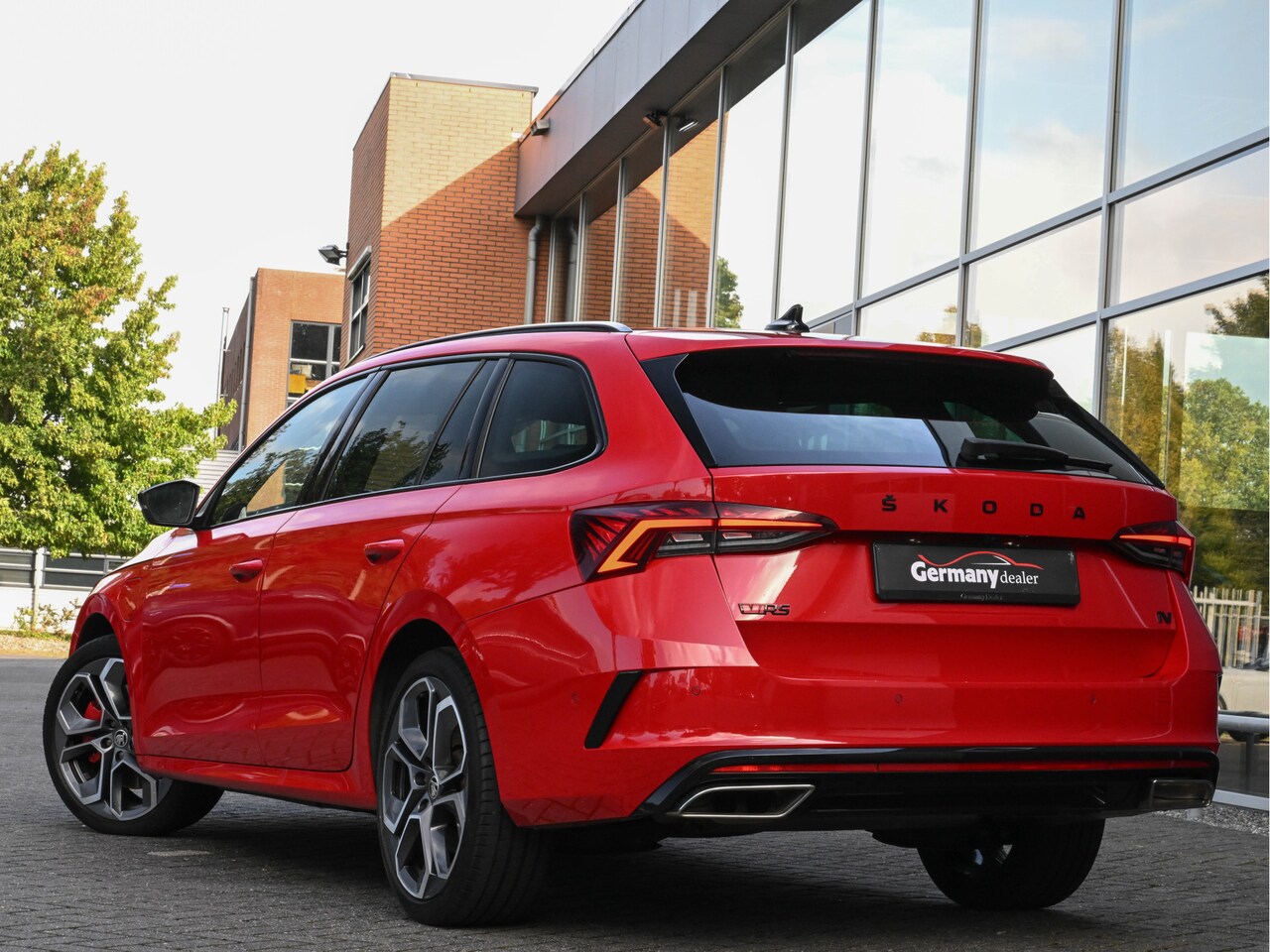 Skoda Octavia Combi - 1.4 TSI 245pk RS iV PHEV Pano Head-Up Canton Elektr. RS-Zetels ACC 19-Inch Keyless Side/La - AutoWereld.nl