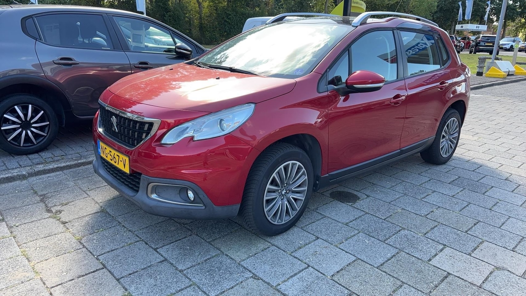 Peugeot 2008 - BLUE LION 1.2 PureTech 82pk S&S AUTOMAAT(ETG5) | Navigatie | TREKHAAK | Cruise control | A - AutoWereld.nl